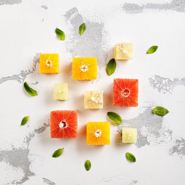 Taze narenciye - küp dilim portakal, Grapeftuit ve kireç. Yaratıcı yaz meyve düzeni. Üstten görünüm