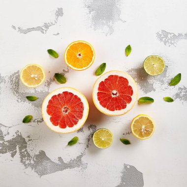 Taze narenciye meyve - portakal, Grapeftuit ve kireç. Yaratıcı yaz meyve düzeni. Üstten görünüm