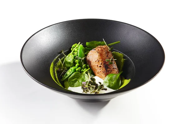 レストラン食品 グリーン ピースとサーモン ステーキ — ストック写真