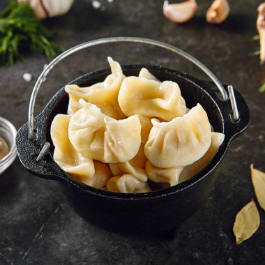 Köfte Jiaozi, Dimsum, Momo veya Ha Gao koyu arka plan üzerinde. Et, balık, sebze veya tatlılar ile doldurulmuş un dayalı hamur Asya gıda