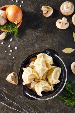 Yaban mersini ile mantı. Berriesjiaozi, Dimsum, Momo veya Ha Gao koyu arka plan üzerinde. Et, balık, sebze veya tatlılar ile doldurulmuş un dayalı hamur Asya gıda
