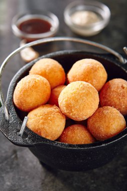 Koyu arka plan üzerinde Metal Melon peynir topları. Derin kızarmış tavuk kroket topa doğal taş rustik zemin yığını