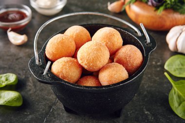 Koyu arka plan üzerinde Metal Melon peynir topları. Derin kızarmış tavuk kroket topa doğal taş rustik zemin yığını