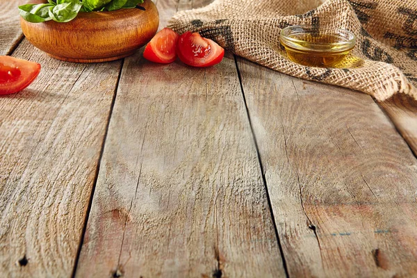 意大利食物在老木背景以选择性焦点 表顶部透视与西红柿 罗勒和橄榄油的地方为文本 模糊老式板纹理 — 图库照片