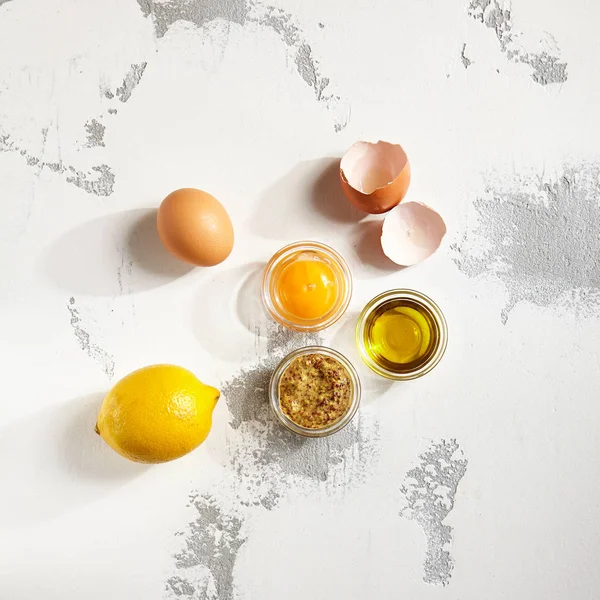 Yapımı Için Malzemeler Mayonez Yumurta Yağ Limon Beyaz Zemin Üzerine — Stok fotoğraf