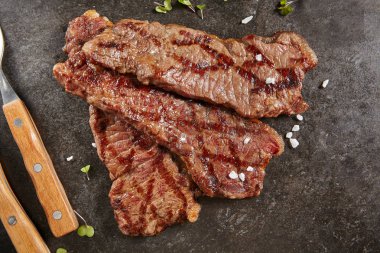 Siyah taş zemin üzerine sıcak ızgara bütün Gaucho biftek. Taze sulu Orta nadir sığır eti Grillsteak. Barbekü et en iyi görünümü Kapat