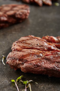 Sıcak siyah taş zemin üzerine bütün alternatif biftek ızgara. Taze sulu Orta nadir sığır eti Grillsteak. Barbekü et yakın çekim