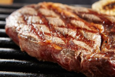 Siyah Barbekü ızgara zemin üzerine sıcak tüm ızgara antrikot biftek biftek. Taze Aferin biftek.