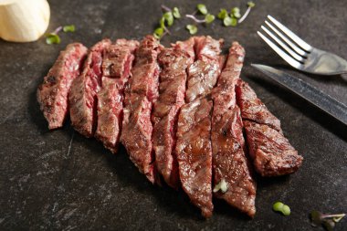 Sıcak ızgara bütün pala biftek ya da etek biftek siyah taş zemin üzerine kalın dilim. Taze sulu Orta nadir sığır eti Grillsteak. Barbekü et yakın çekim
