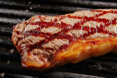 Sıcak bütün siyah Barbekü ızgara zemin üzerine Chivas sığır eti biftek ızgara. Taze Aferin biftek. Barbekü ekşili et üstten görünüm