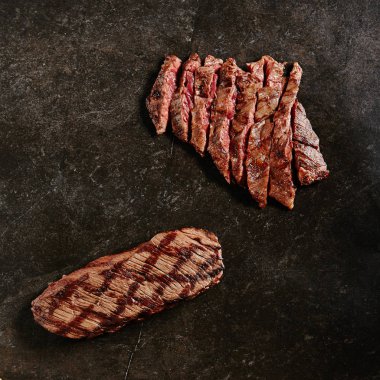 Sıcak sulu bütün pala biftek ve Denver Steak Barbekü ızgara arka plan üzerinde. Taze Orta nadir sığır eti Grillsteak ve Aferin Barbekü Entrecotes. En iyi görünümü kalın dilim kızarmış et alternatif üzerinden kesmek