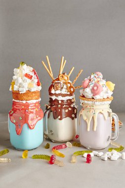 Süt canavar sallar veya ucube Shake kümesidir. Büyük çılgın Milkshake ya da muamele etmek ve şeker karışımı ile Freakshake. Tatlı içki tatlı koleksiyonu Mason kavanoz
