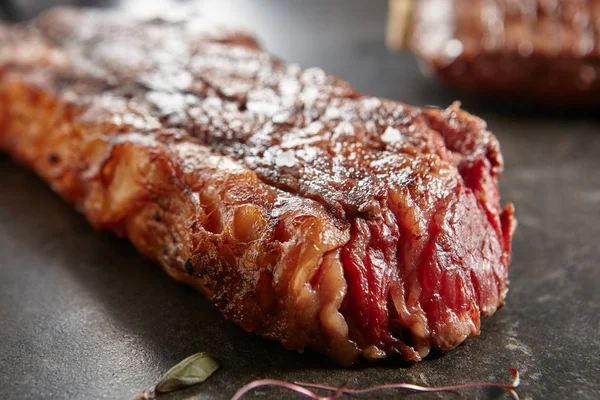 Warme Gegrilde Hele Tri Tip Steak Zwarte Stenen Achtergrond Vers — Stockfoto