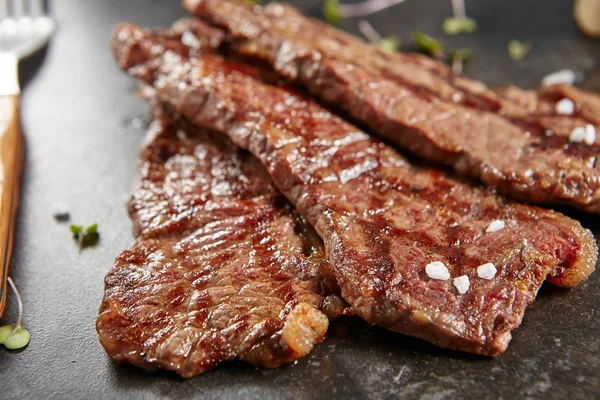 Bistecca Gaucho Intera Alla Griglia Calda Sfondo Pietra Nera Bistecca — Foto Stock