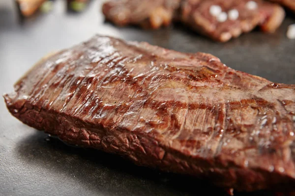 Horký Celý Grilovaný Flank Steak Černém Pozadí Kamene Čerstvé Šťavnaté — Stock fotografie