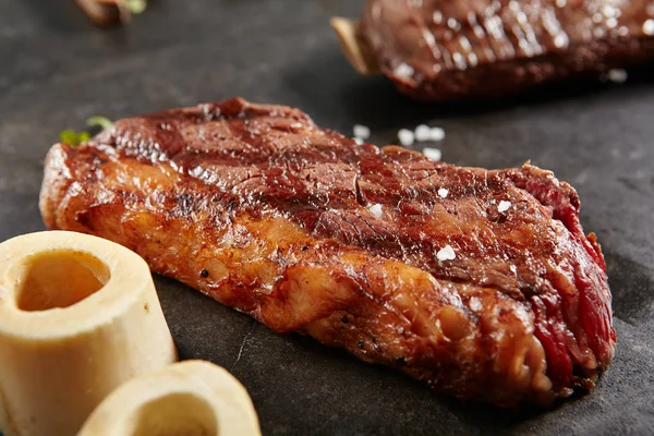 Heiße Gegrillte Ganze Tri Tip Steak Auf Schwarzem Stein Hintergrund — Stockfoto