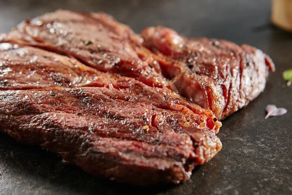 Hot Grilled Whole Alternative Steak Sobre Fondo Piedra Negra Carne —  Fotos de Stock