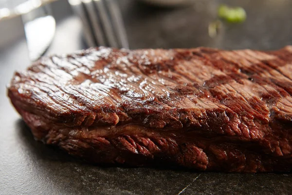 Heiß Gegrilltes Alternatives Steak Oder Auf Schwarzem Stein Hintergrund Frisches — Stockfoto