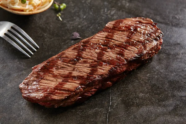 Hot Grilled Whole Denver Steak Fundo Pedra Preta Bife Rare — Fotografia de Stock
