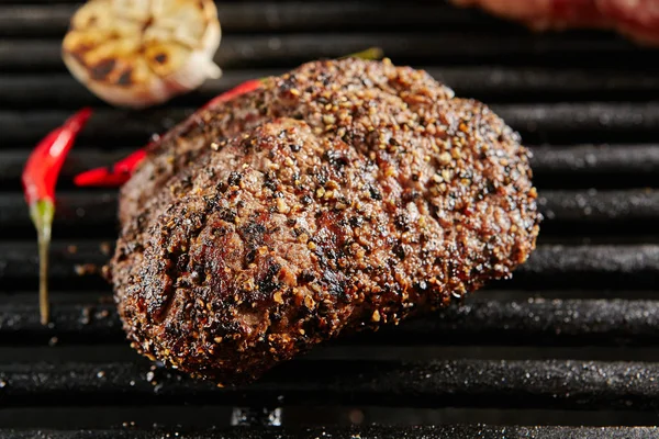 Heiße Ganze Gegrillte Paprika Rindfleisch Steak Auf Schwarzem Grill Hintergrund — Stockfoto