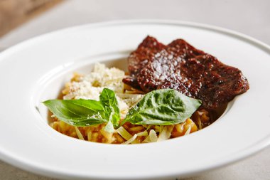 Izgara beyaz tabak içinde sığır eti dilim mantar Risotto. Geleneksel İtalyan kremsi Arborio pirinç Aferin Dana ile ve Yeşil fesleğen