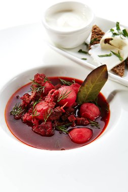 Geleneksel Ukrayna ve Rus Pancar çorbası veya Borsch siyah ekmek, ekşi krema ve Yeşiller tuzlanmış domuz yağı ince dilimleri ile servis. Et çorbası lahana, pancar, sebze ve baharat üstten görünüm