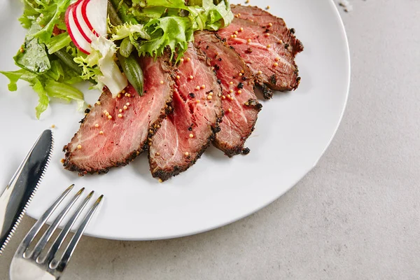 Salade Bœuf Rôti Mélange Vert Tranches Épaisses Veau Steak Grillé — Photo