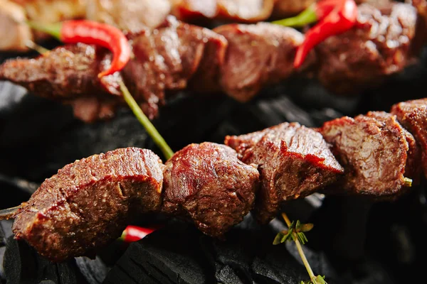 Quente Grelhado Carne Kebab Churrasco Shashlik Fundo Carvão Vegetal Com — Fotografia de Stock