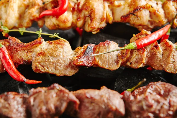 Warme Gegrilde Varkensvlees Kebab Barbecue Shashlik Houtskool Achtergrond Met Kruiden — Stockfoto