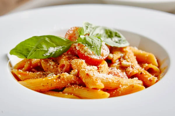 Tomate Penne Pasta Dente Com Molho Tomate Queijo Parmigiano Reggiano — Fotografia de Stock