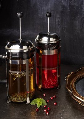 Meyve Çayları, yeşil çay, nar, Hibiscus, ahududu ve deniz cehri çay ayarlayın. Sıcak ve soğuk tatlı meyve toplama bal ve kokulu otlar ile Fransız presler iç