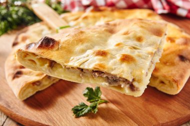 Taze pişmiş bir parça kek ile kıyılmış et dolması ve patates seçici odak ile kapatın. Lezzetli dilim sığır eti Tart hizmet yeşillik ve baharat rustik ahşap zemin üzerine kıyılmış