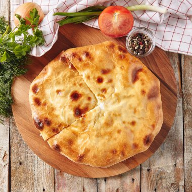 Taze pişmiş doldurulmuş tavuk, sığır eti, mantar ile pasta ve patates Top Vie rustik masaya. Elmalı turta hizmet sebzeler, otlar ve baharatlar eski ahşap antika arka plan üzerinde sıcak yuvarlak kapalı