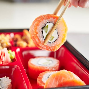 Suşi lezzetli barış sopa alır. Taze gıda bölümü Japon Bento kutusunda suşi rulo, salata ve ana yemek.