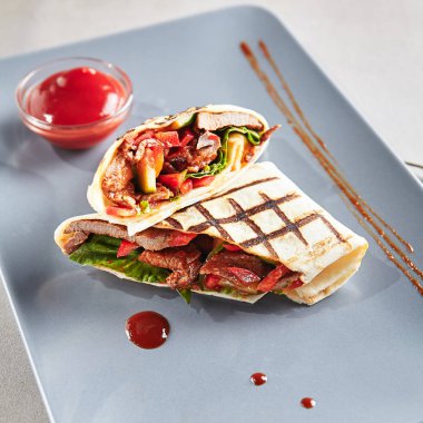 Barbekü et Shaverma veya hünkar mavi tabak sebze ile. İnce Tortilla rulo dilimlenmiş kızarmış sığır, domuz ve tavuk fileto salatalık, domates, sos, kırmızı biber ve Yeşiller ile doldurulmuş