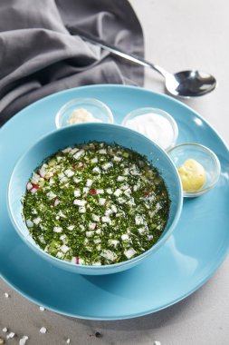 Geleneksel Rus Okroshka yapılan doğranmış salatalık, turp, soğan, haşlanmış patates, et, pişmiş yumurta, ince doğranmış yeşillikleri ve Kvas. Mavi kapta yaz soğuk çorba