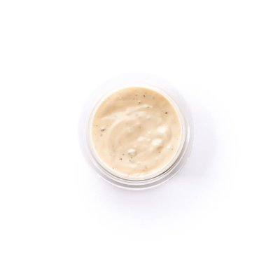 Ev yapımı Beyaz Dip sos cacık, Aioli veya beşamel otlar, sarımsak ve dereotu üstten görünüm. Yumuşak peynir sos, ekşi krema, süt yoğurt veya mayonez baharatlar ile