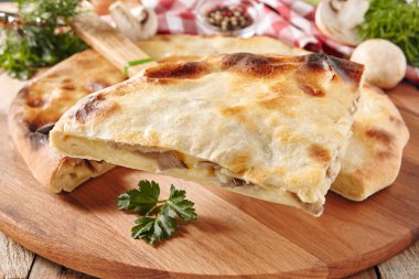 Taze pişmiş bir parça kek mantarları ile doldurulmuş ve patates seçici odak ile kapatın. Eski ahşap antika arka plan üzerinde yeşil maydanoz eşliğinde lezzetli vejetaryen Champignon pasta dilimi