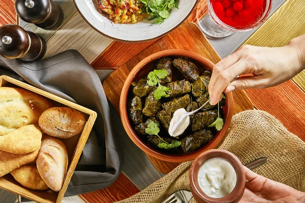 전통적인 Dolma Sarma Dolmades Tzatziki 신선한 숟가락 평면도와 소박한 배경에 — 스톡 사진