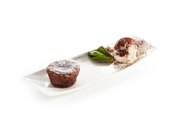 Serviert Tisch Restaurant Von Schokolade Lavakuchen Mit Eiskugel Auf Weißem — Stockfoto