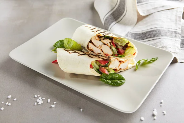 Pollo Shaverma Doner Kebab Con Verdure Piatto Bianco Close Rotoli — Foto Stock