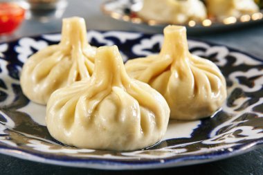 Hıngel kıyılmış sığır eti, kuzu eti ve yeşillik çok yakın çekim. Gürcü köfte de denilen Dimsum, Momo, Jiaozi, Dyushbara, mantı, Pierogi, mantı veya erimiş tereyağı seçici odak ile mantı