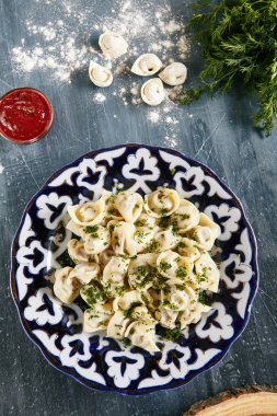 Ünlü özbek kuzu ve Dana köfte Chuchvara en iyi görünümü olarak adlandırılır. Asya Ravioli ile kıyılmış et olarak da bilinen mantı, sosu, Dim Sum, Jiaozi, Momo, Tortellini, Pierogi, Varenyky veya Mandu