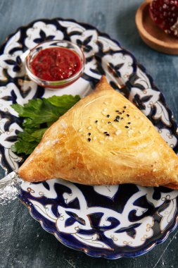 Ev yapımı Hint Samosa veya kuzu ile doldurulmuş Samsa soğan ve baharat kapat. Sambusa, Samoosa, Sambosak, Samuza, Somsa veya Burekas olarak adlandırılan geleneksel özbek koyun etli turtalar
