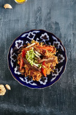 Pilavı veya sığır etli pilav yakın kadar seçici odak. Pirinç, baharatlar, sebze ve kızarmış Dana ile Polow, Pilav, Pallao, pilav, Palaw da bilinen geleneksel Asya yemek Plov