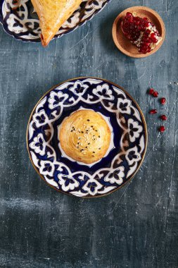Ev yapımı Hint Samosa veya Samsa en iyi manzaralı sığır eti ve soğan dolması. Sambusa, Samoosa, Sambosak, Samuza, Somsa veya Burekas olarak adlandırılan geleneksel özbek dana etli turtalar