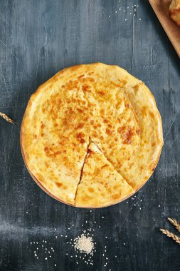 Megrelian Khachapuri eritilmiş yanmış Imeretian peynir ve tereyağı ile lezzetli bir ihale hamur kadar yakın oldu. Geleneksel en yaygın dairesel Hachapuri çok sayıda rendelenmiş peynir ile tepesinde