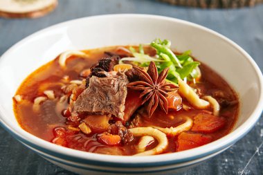 Lagman veya Laghman olan bir Orta Asya yemek, çekti ev yapımı erişte, kılçıklı bir hamur özel bir reçete ile hazırlanan. Seçme Özbekistan ve Kazakistan geleneksel kalın ısınma sığır çorbası.