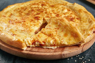 Megrelian Khachapuri eritilmiş yanmış Imeretian peynir ve tereyağı ile lezzetli bir ihale hamur kadar yakın oldu. Geleneksel en yaygın dairesel Hachapuri çok sayıda rendelenmiş peynir ile tepesinde