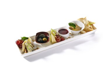 Şarap plaka ile Camambert, mozzarella peyniri, tavuk Pate, tatlı reçel, üzüm, fındık ve zeytin. Çeşitli meyve, et ve peynir aperatifler croutons beyaz arka plan üzerinde izole